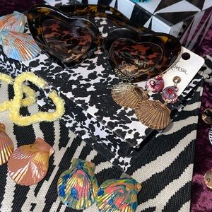 Heart shaped Leporad print sunglasses